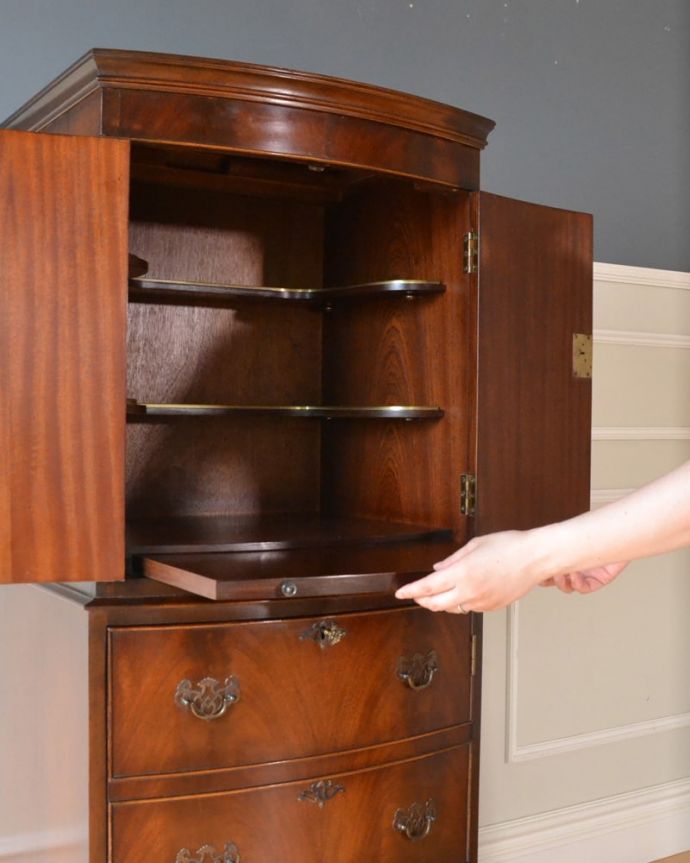 アンティークのチェスト　アンティーク家具　アンティーク トールボーイ　便利に使える作業台付き引っ張り出すと便利に使えるスライドトレイが出てきます。(k-2785-f)