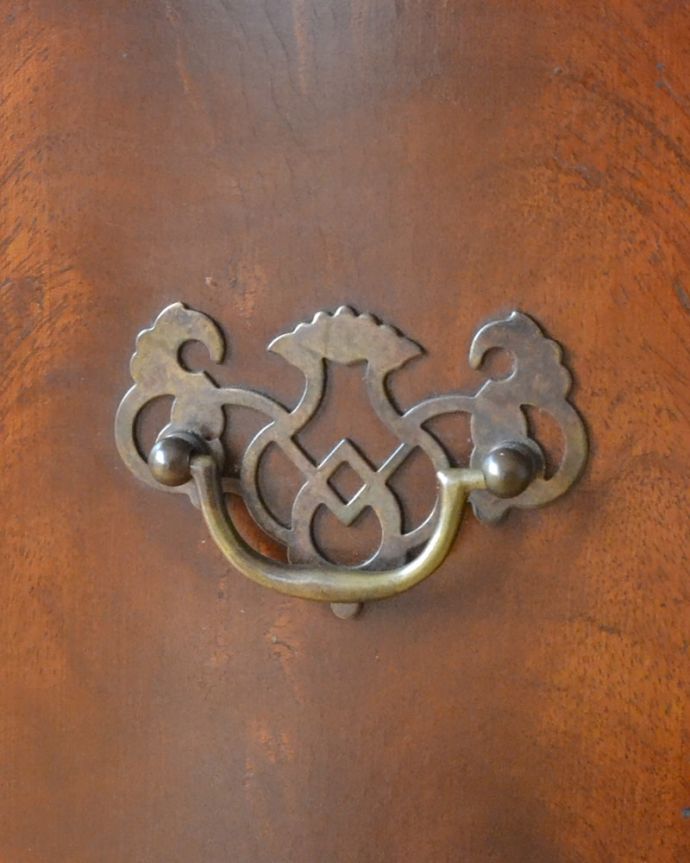 アンティークのチェスト　アンティーク家具　アンティーク トールボーイ　開ける度になんだかワクワク取っ手のデザインにもこだわりが。(k-2785-f)