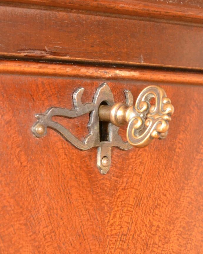アンティークのチェスト　アンティーク家具　アンティーク トールボーイ　大切なものも収納出来ますおとぎ話に出てくるような可愛いアンティークの鍵が付いています。(k-2785-f)
