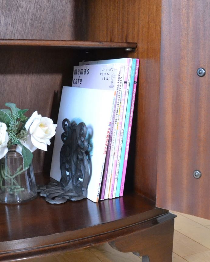 アンティークのチェスト　アンティーク家具　アンティーク トールボーイ　扉の中は収納たっぷりA4サイズの雑誌までしっかり収納出来ちゃう大きさ。(k-2785-f)