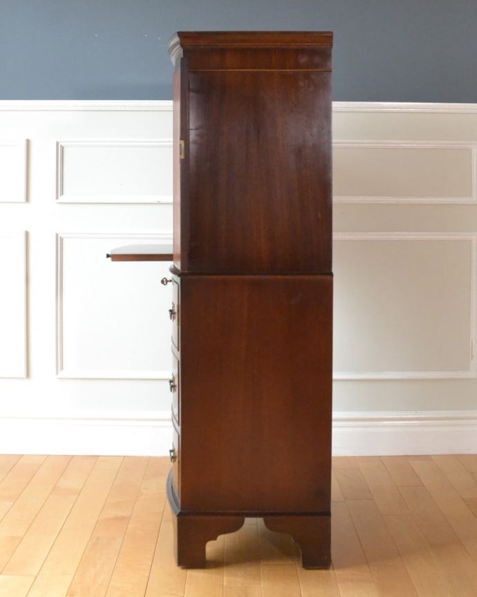 アンティークのチェスト　アンティーク家具　アンティーク トールボーイ　横から見ても美しいですどこから見られてもいいようにしっかり修復しました。(k-2785-f)