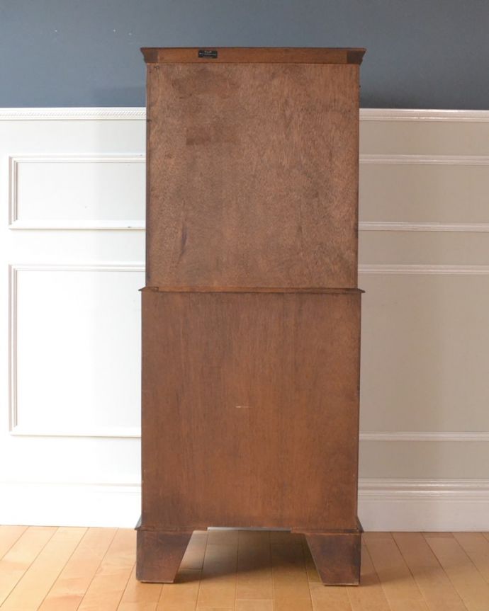 アンティークのチェスト　アンティーク家具　アンティーク トールボーイ　しっかり修復した自慢の後ろ姿アンティークは新品ではないので、もちろん経年変化によるキズはありますが、専門の職人がキレイに修復したので後ろ姿までキレイです。(k-2785-f)