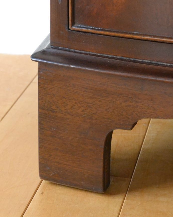 アンティークのチェスト　アンティーク家具　アンティーク トールボーイ　女性１人でラクラク運べちゃうんですHandleのアンティークは、脚の裏にフェルトキーパーをお付けしています。(k-2785-f)