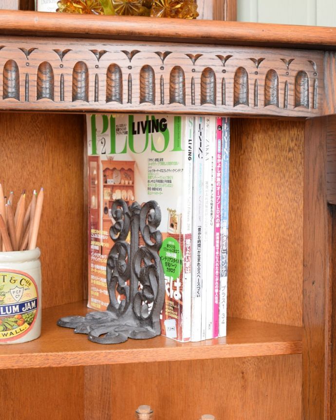 アンティークのキャビネット　アンティーク家具　イギリスのアンティーク家具、コーナーにピタっと置けるカップボード（シェルフ）。A4サイズも収納出来ちゃう優れものA4サイズの雑誌までしっかり収納出来ちゃう大きさ。(k-2786-f)