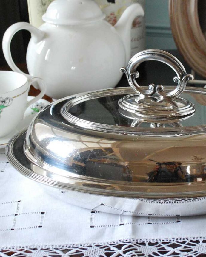 アンティーク 真鍮の雑貨 アンティーク雑貨 英国アンティークのシルバープレート、フタ付きの銀器トレイ。テーブルがパッと華やかに繊細で美しい装飾がたっぷり入っています。(k-2787-z)
