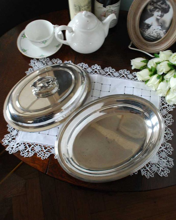 アンティーク 真鍮の雑貨 アンティーク雑貨 英国アンティークのシルバープレート、フタ付きの銀器トレイ。上から見るとこんな感じですアンティークなので多少のキズ・汚れがある場合がありますが、使用上問題はありませんので、ご了承下さい。(k-2787-z)