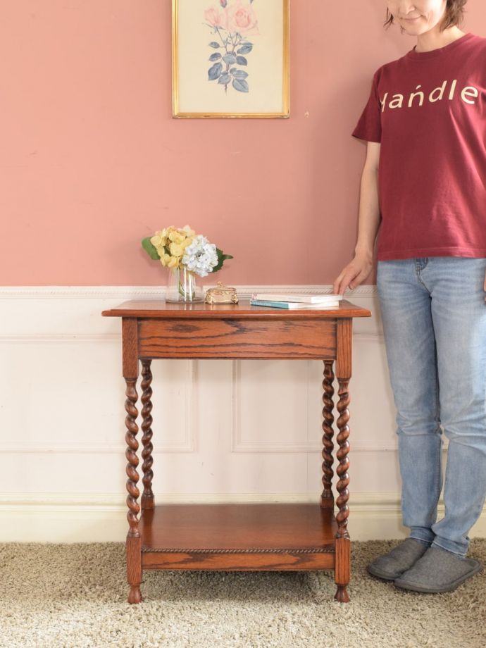 美しいアンティークのテーブル