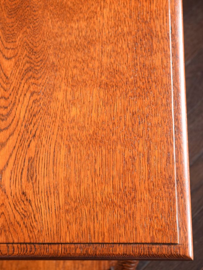 アンティークテーブルらしい木目