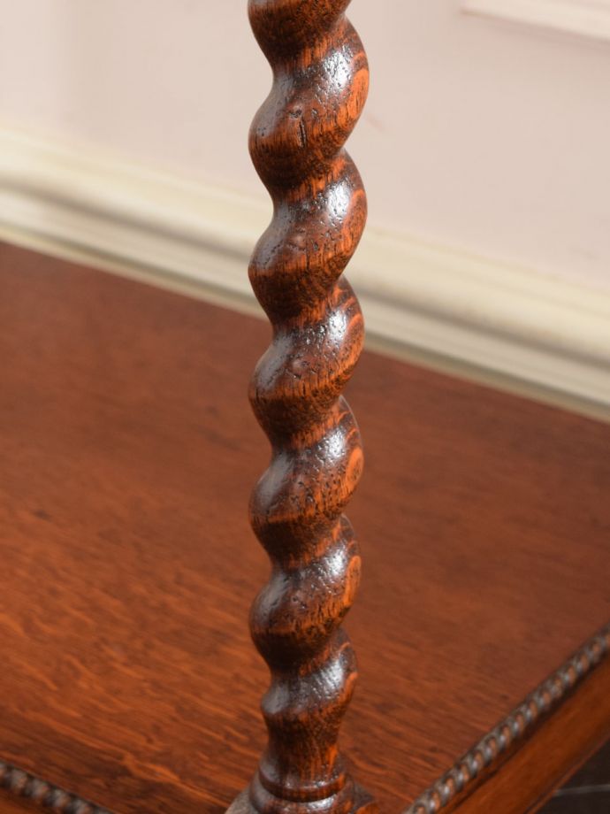 英国アンティーク家具らしい装飾