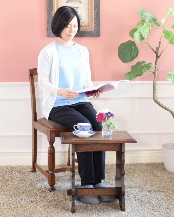 アンティークのテーブル　アンティーク家具　アンティーク サイドテーブル。どんな場所にも似合う英国らしいコーヒーテーブル実用的に使える英国らしいアンティークのコーヒーテーブル。(k-2790-f)