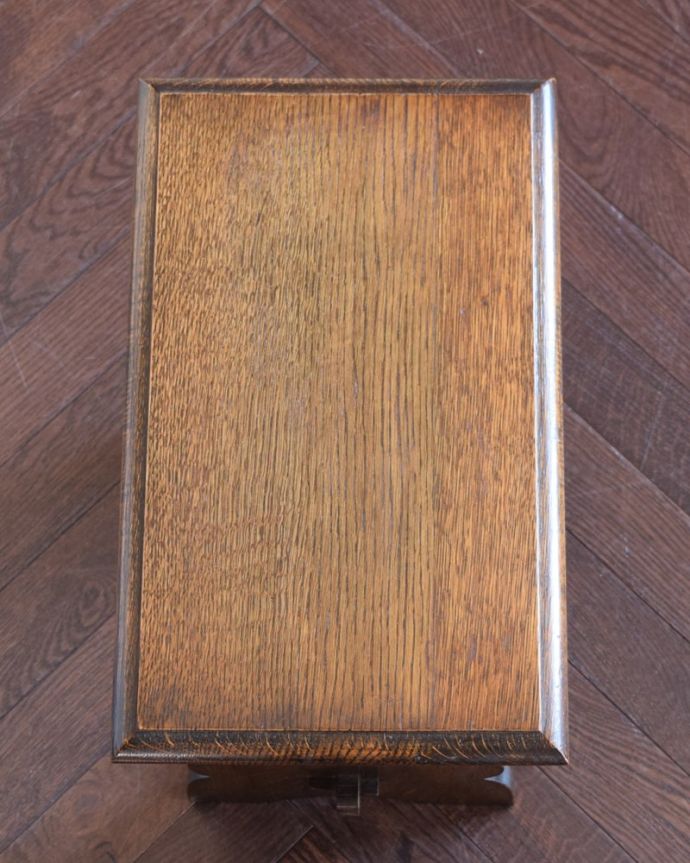 アンティークのテーブル　アンティーク家具　アンティーク サイドテーブル。天板を上から見ると･･･コーヒーテーブルの天板は毎日使う場所だから、しっかり修復しました。(k-2790-f)