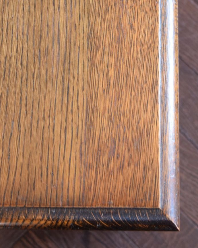 アンティークのテーブル　アンティーク家具　アンティーク サイドテーブル。近づいて見てみると･･･アンティークはもちろん新品ではないので小さなキズや汚れはありますが、キレイにお直ししたので満足して頂ける自信があります！。(k-2790-f)