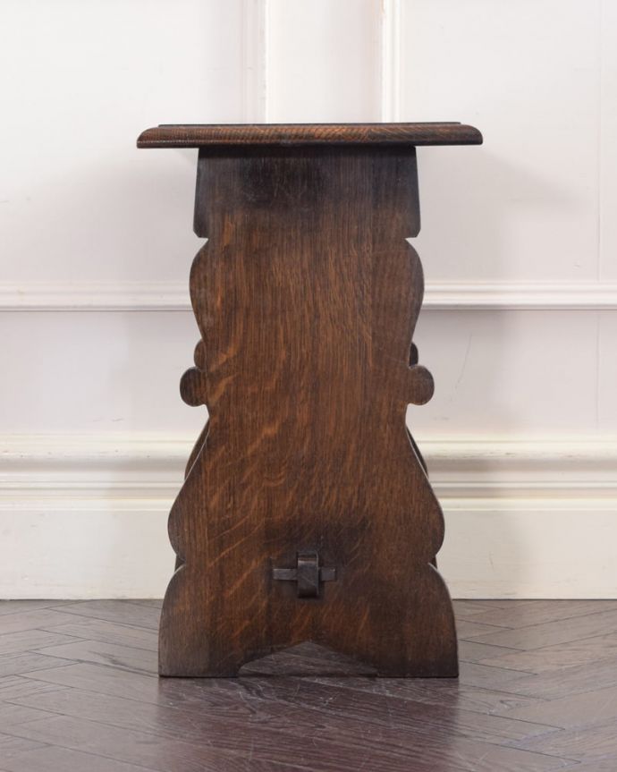 アンティークのテーブル　アンティーク家具　アンティーク サイドテーブル。横から見た姿もステキ横から見るとこんな感じです。(k-2790-f)