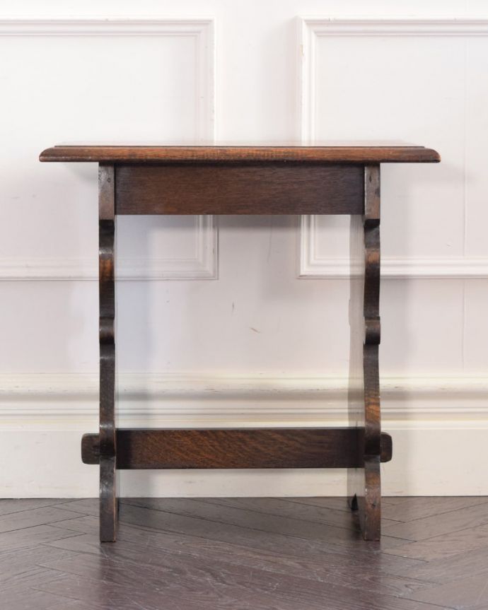 アンティークのテーブル　アンティーク家具　アンティーク サイドテーブル。クルッと回転。(k-2790-f)