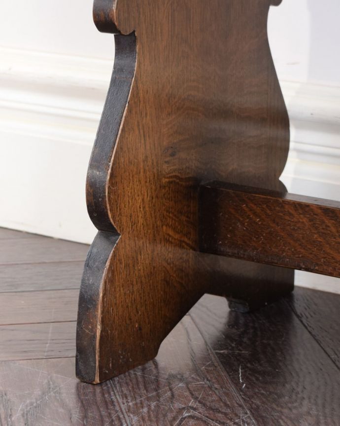 アンティークのテーブル　アンティーク家具　アンティーク サイドテーブル。持ち上げなくても移動できます！Handleのアンティークは、脚の裏にフェルトキーパーをお付けしていますので、床を滑らせて簡単に移動する事が出来ます。(k-2790-f)