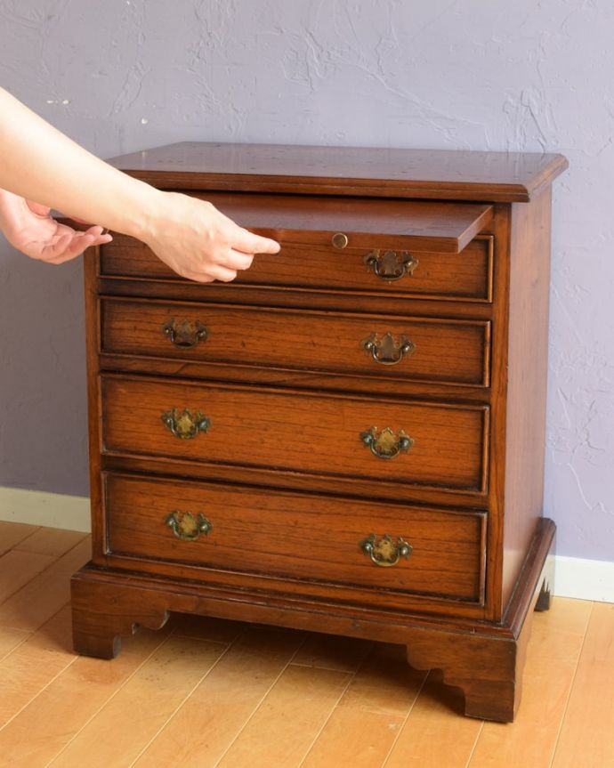 アンティークのチェスト アンティーク家具 アンティーク チェスト 便利に使える作業台付き引っ張り出すと、ちょっとモノを置いて使うのに便利なスライドトレイが出てきます。(k-2791-f)