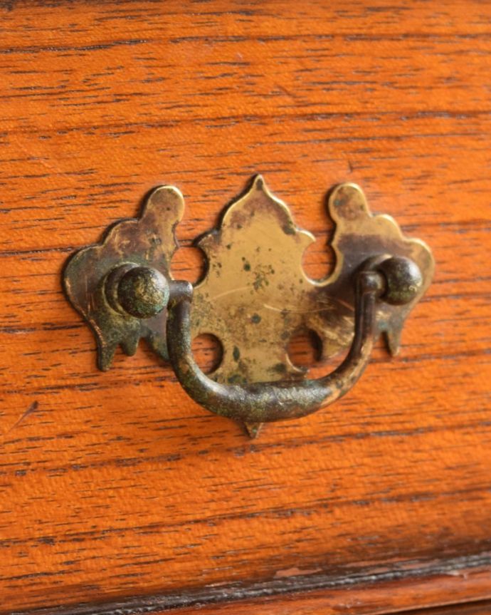 アンティークのチェスト アンティーク家具 アンティーク チェスト アンティークらしい取っ手アンティーク家具は取っ手のデザインまで、なんだか高級感があるんですよね。(k-2791-f)