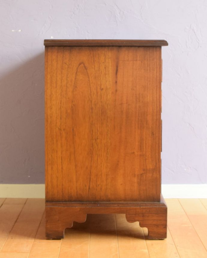 アンティークのチェスト アンティーク家具 アンティーク チェスト 横から見てもキレイですもちろん、横顔だってキレイ!どこから見ても絵になります。(k-2791-f)