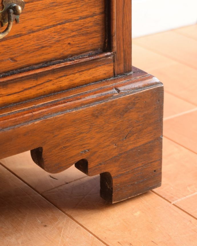 アンティークのチェスト アンティーク家具 アンティーク チェスト 女性1人でラクラク運べちゃう仕掛けHandleのアンティークは、脚の裏にフェルトキーパーをお付けしています。(k-2791-f)