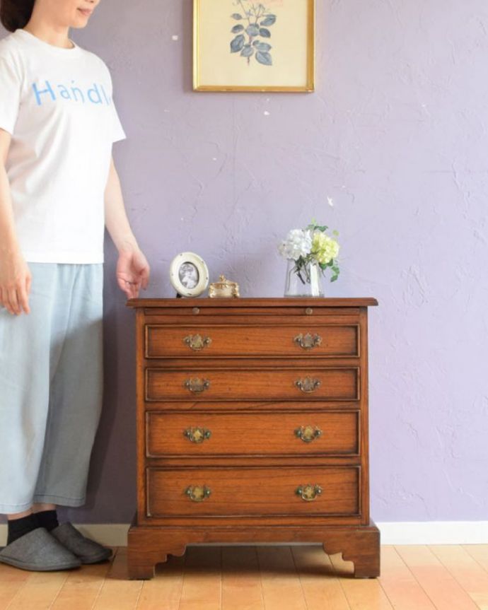 アンティークのチェスト アンティーク家具 アンティーク チェスト 大人の雰囲気が漂う人気のアンティークチェストアンティークだから手に入れることが出来る素材の質の良さを際立たせてくれるシンプルなデザイン。(k-2791-f)