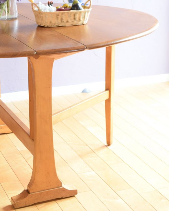 アーコールの家具 アンティーク家具 アンティーク テーブル(アーコール) 自慢はやっぱりゲート(門)のような脚まるでゲート(門)が開くような脚の形から名前が付けられたゲートレッグテーブル。(k-2792-f)