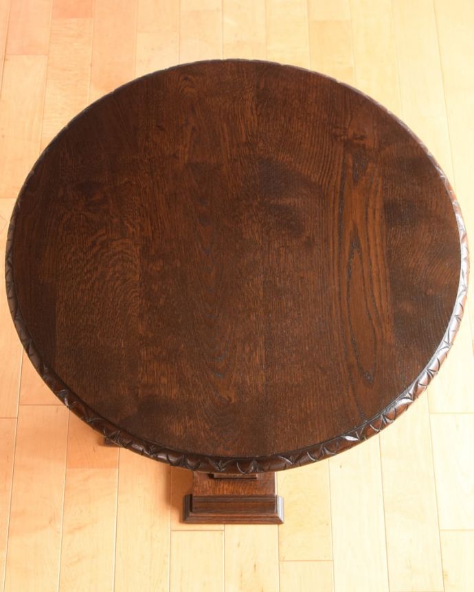 アンティークのテーブル　アンティーク家具　アンティーク コーヒーテーブル　天板を上から見ると･･･コーヒーテーブルの天板は毎日使う場所だから、しっかり修復しました。(k-2795-f)