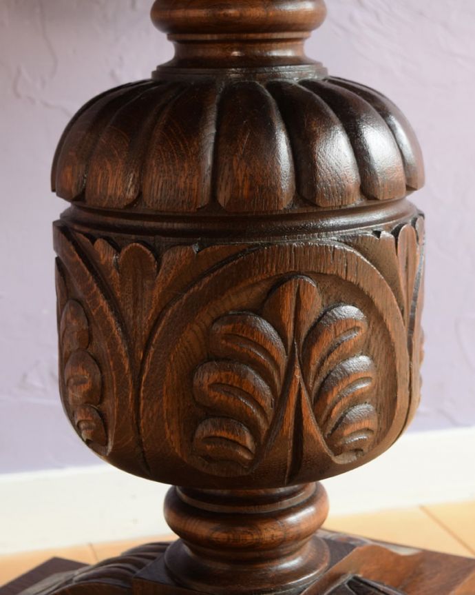 アンティークのテーブル　アンティーク家具　アンティーク コーヒーテーブル　うっとりする美しさアンティークだから手に入る美しい彫。(k-2795-f)