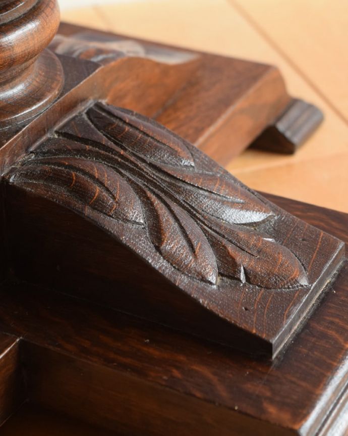 アンティークのテーブル　アンティーク家具　アンティーク コーヒーテーブル　いろんな場所にこだわり彫のデザインもいろいろです。(k-2795-f)