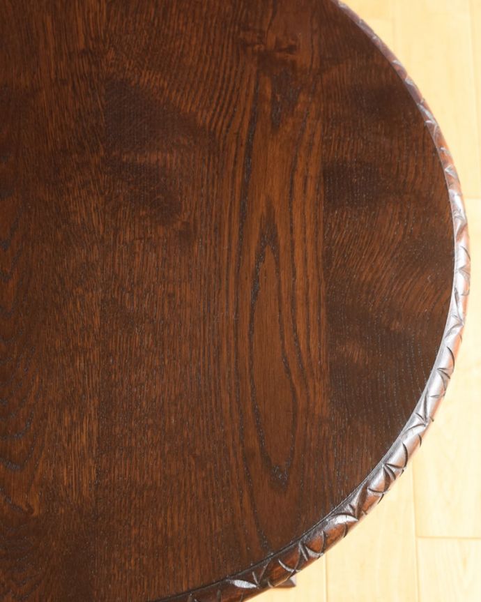 アンティークのテーブル　アンティーク家具　アンティーク コーヒーテーブル　近づいて見てみると･･･アンティークはもちろん新品ではないので小さなキズや汚れはありますが、キレイにお直ししたので満足して頂ける自信があります！。(k-2795-f)