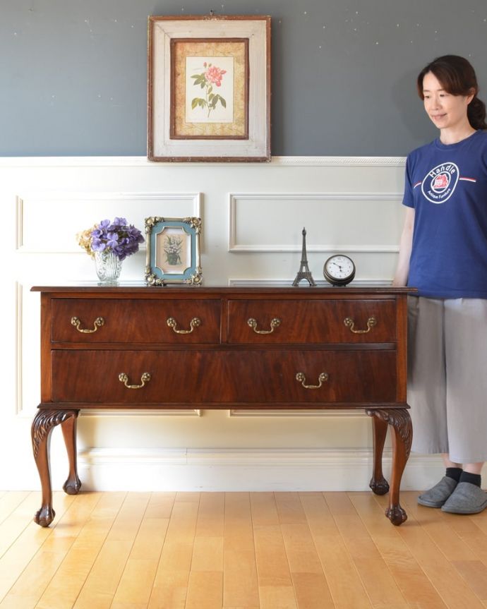 アンティークのキャビネット アンティーク家具 アンティーク サイドボード 気品のある大人の佇まいが優雅なサイドボード木目の美しさが際立つ大人のサイドボード。(k-2796-f)