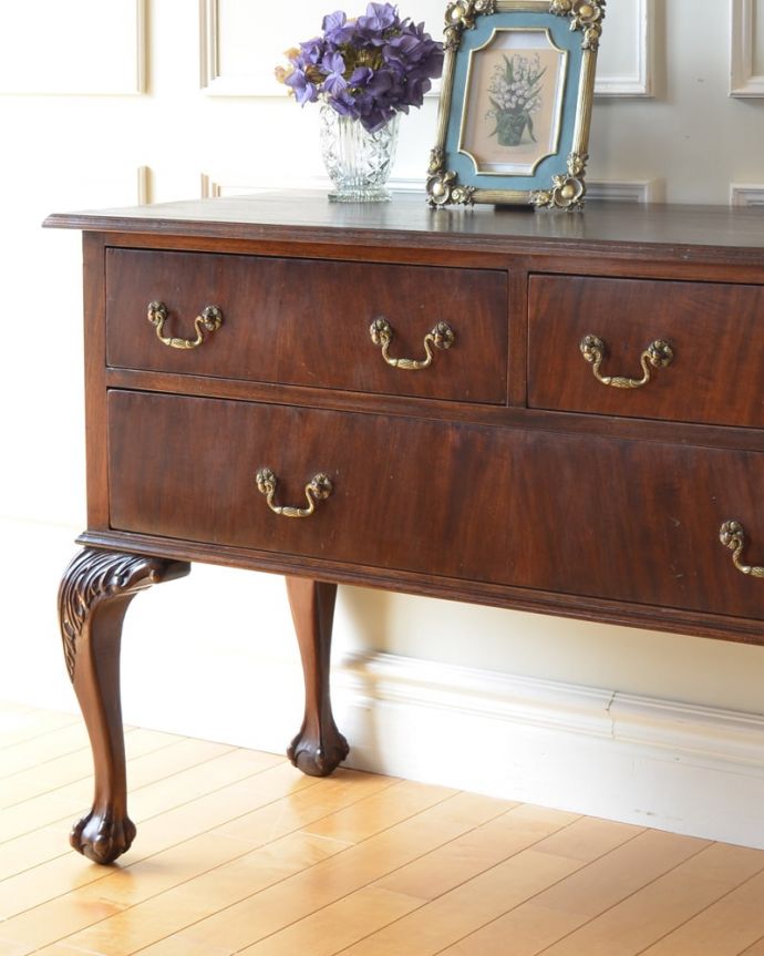 アンティークのキャビネット アンティーク家具 アンティーク サイドボード アンティークだから手に入れることが出来る素材感今の時代、なかなか手に入れることが出来ない木目の美しさにうっとり。(k-2796-f)