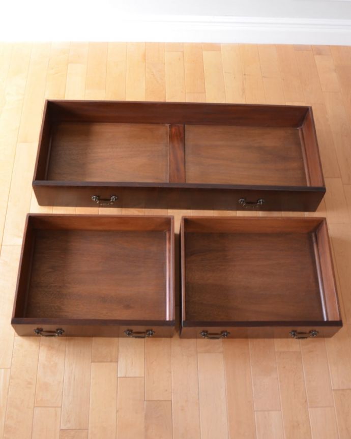 アンティークのキャビネット アンティーク家具 アンティーク サイドボード 引き出しの中もキレイに修復しましたもともとカトラリーを入れて使っていた引き出し。(k-2796-f)