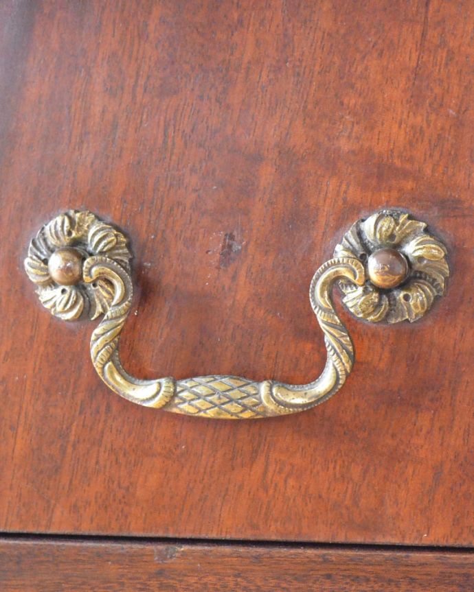 アンティークのキャビネット アンティーク家具 アンティーク サイドボード 取っ手にまでアンティークらしさ時間の流れが感じられる凝ったデザインの味わい深い取っ手。(k-2796-f)