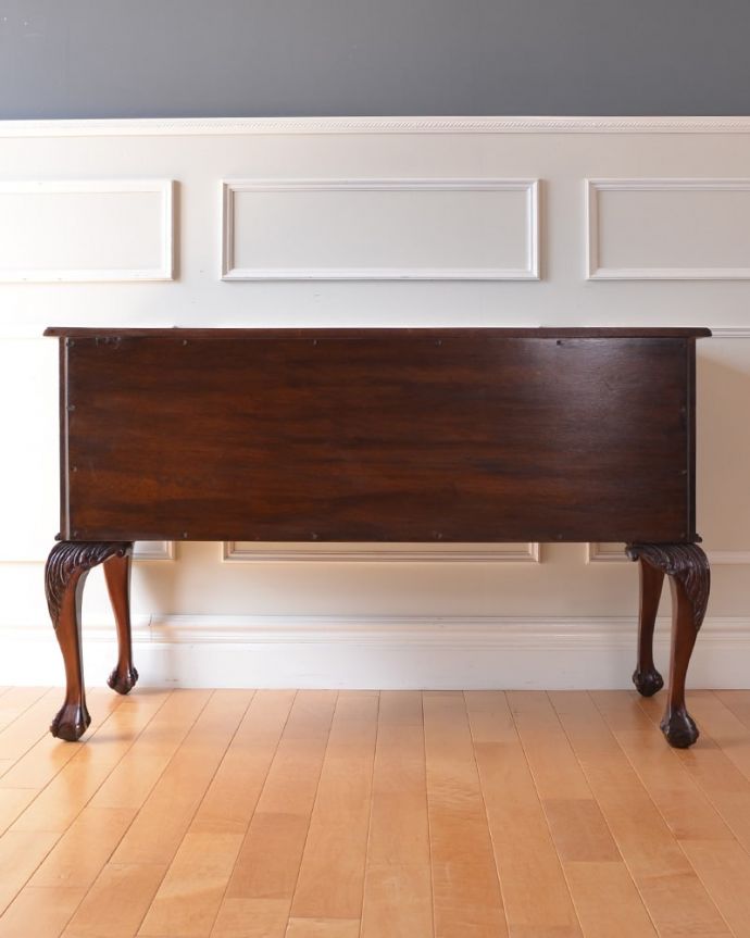 アンティークのキャビネット アンティーク家具 アンティーク サイドボード さらに後ろ姿もチェックアンティークは新品ではないので経年変化によるキズはありますが、専門の職人が修復したので後ろ姿までキレイです。(k-2796-f)