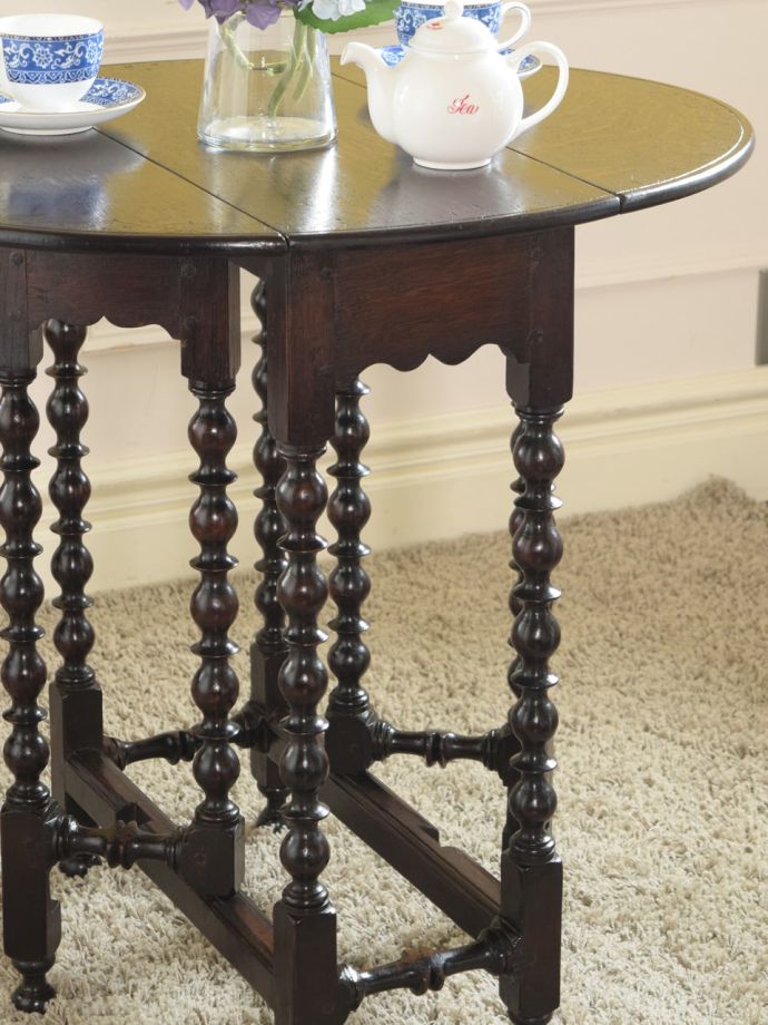 伸長式のおしゃれなアンティークテーブル