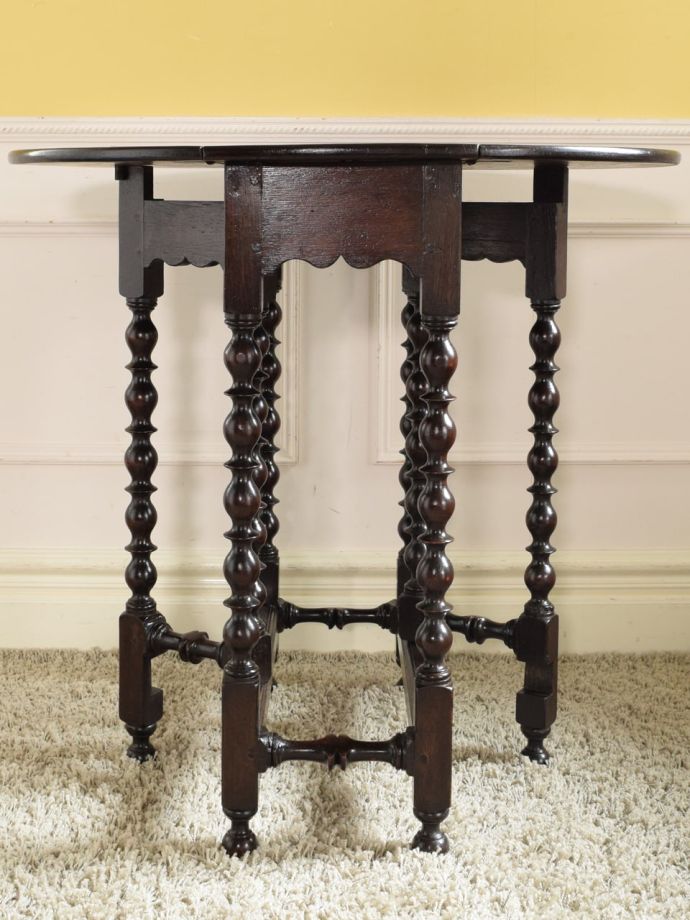 両足を広げた折り畳み式テーブル