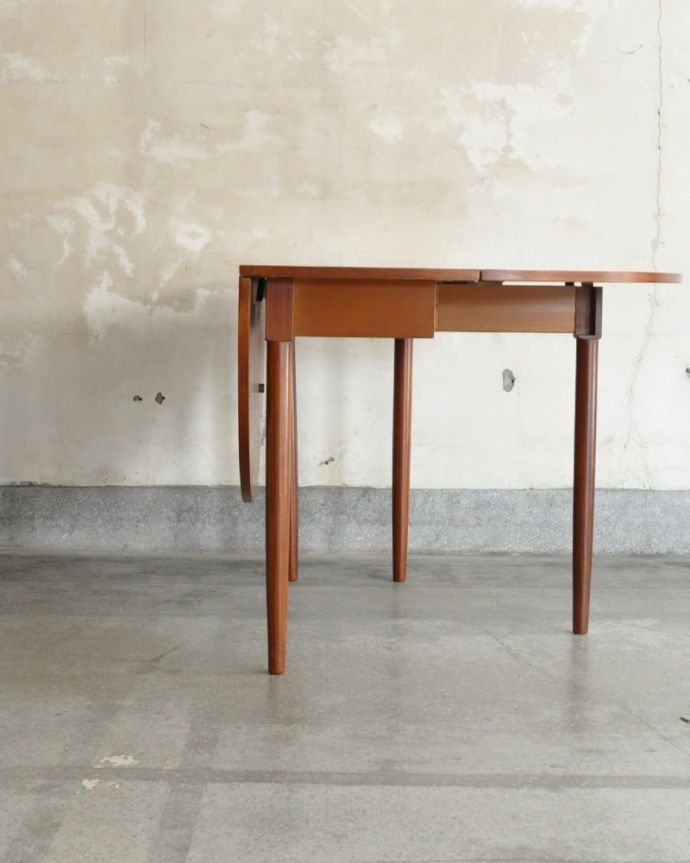 アンティークのテーブル　アンティーク家具　アンティーク ＧＬＴ（Ｇｐｌａｎ）　片方だけ開いても･･･片方の羽を開くとこんな感じです。(k-2800-f)