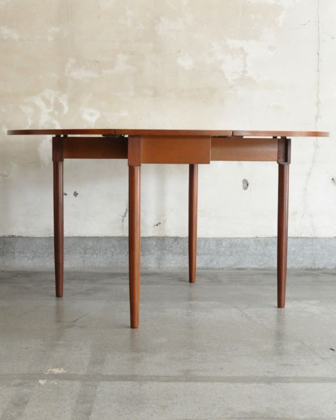 【アンティーク家具商品UP用】 ３パターンのサイズ展開可能、G-planのヴィンテージバタフライテーブル（伸張式ダイニング）。両方開いたらこんな感じ開いても閉じても、自由に使える便利さが魅力です。(ht-09-4-3-3-2)