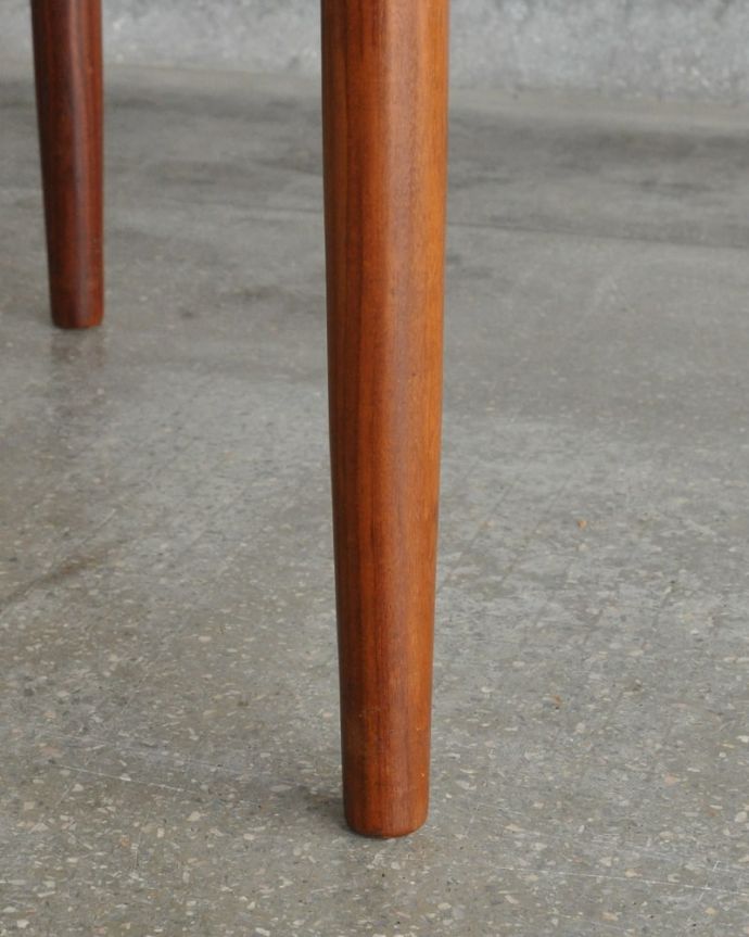 アンティークのテーブル　アンティーク家具　アンティーク ＧＬＴ（Ｇｐｌａｎ）　持ち上げなくても移動できます！Handleのアンティークは、脚の裏にフェルトキーパーをお付けしていますので、持ち上げなくても床を滑らせれば女性でも簡単に移動させることが出来ます。(k-2800-f)