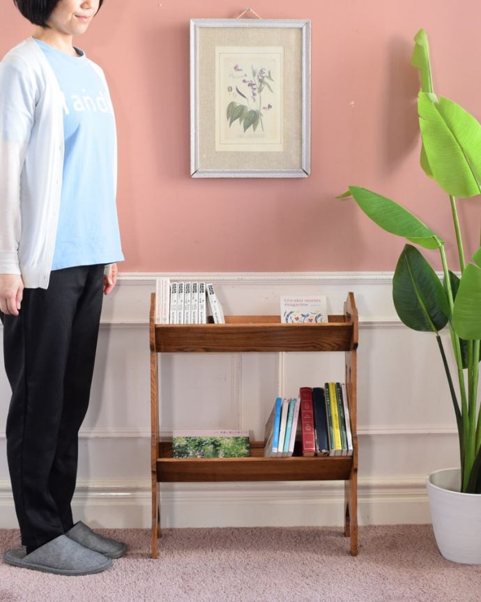 マガジンラック アンティーク家具 アンティーク ブックシェルフ。使いやすさNo.1!便利なアンティークブックラックも、アンティークだったらデザインが素敵だから、なんだかオシャレに使えます。(k-2801-f)