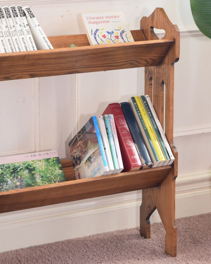 マガジンラック アンティーク家具 アンティーク ブックシェルフ。キレイに収納ピタっと文庫本がキレイに収納出来てお部屋もスッキリ見えるんです。(k-2801-f)