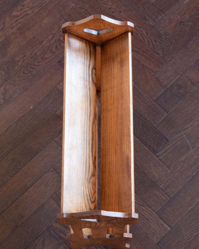 マガジンラック アンティーク家具 アンティーク ブックシェルフ。キレイに修復しましたアンティークは新品ではないので経年変化によるキズはありますが、専門の職人がキレイにお直ししました。(k-2801-f)