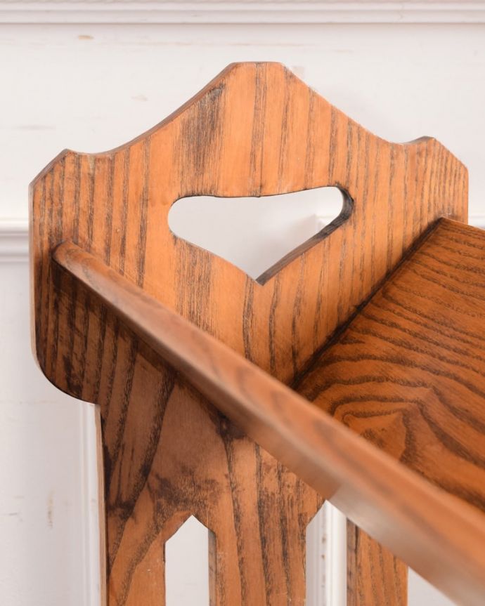 マガジンラック アンティーク家具 アンティーク ブックシェルフ。ラクラク運べますデザインの一部になっている持ち手を持って運べば持ち運びもラクラク!。(k-2801-f)