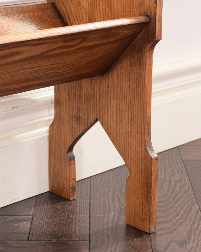 マガジンラック アンティーク家具 アンティーク ブックシェルフ。持ち上げなくても移動ラクラクHandleのアンティーク家具の足の裏にはフェルトキーパーをお付けしています。(k-2801-f)