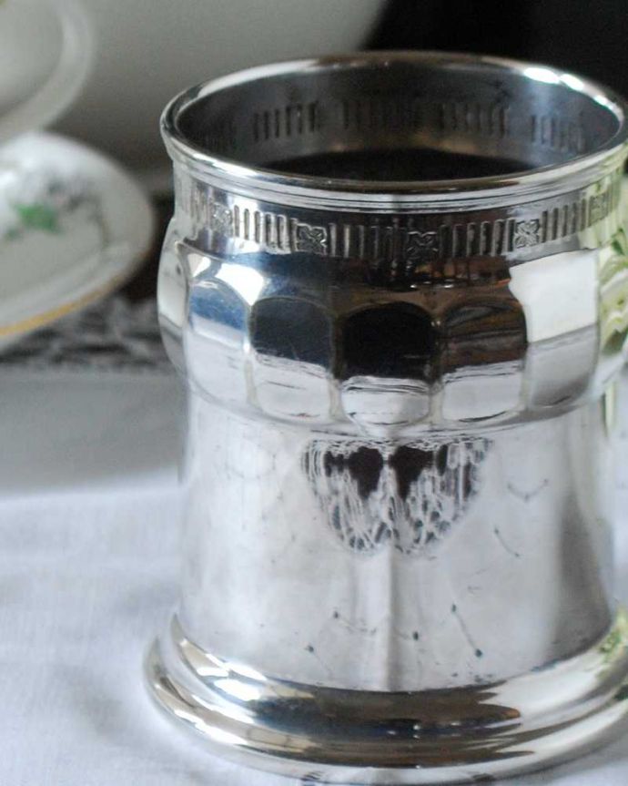 アンティーク シルバー製　アンティーク雑貨　気軽にフラワーアレンジを楽しめるアンティークシルバーフラワーベース。1人用の小さな花器繊細で美しい装飾がテーブルをパッと華やかにしてくれます。(k-2801-z)