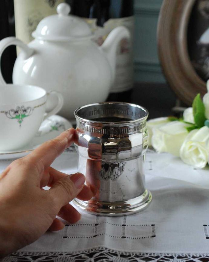 アンティーク シルバー製　アンティーク雑貨　気軽にフラワーアレンジを楽しめるアンティークシルバーフラワーベース。お花を１輪挿すだけ花器が美しいのでどんなお花も１輪挿すだけでパッと華やかなダイニングに。(k-2801-z)