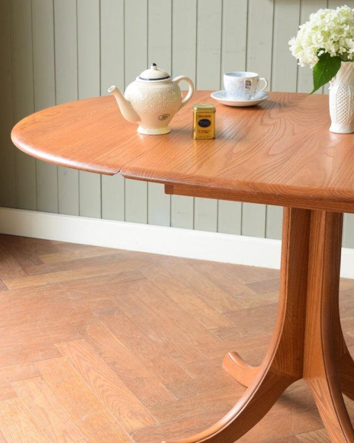 アーコールの家具　アンティーク家具　アンティーク テーブル（アーコール）　クールな表情の中に見えるアーコールらしい優しさアーコールの家具って、角の落とし方が独特。(k-2802-f)