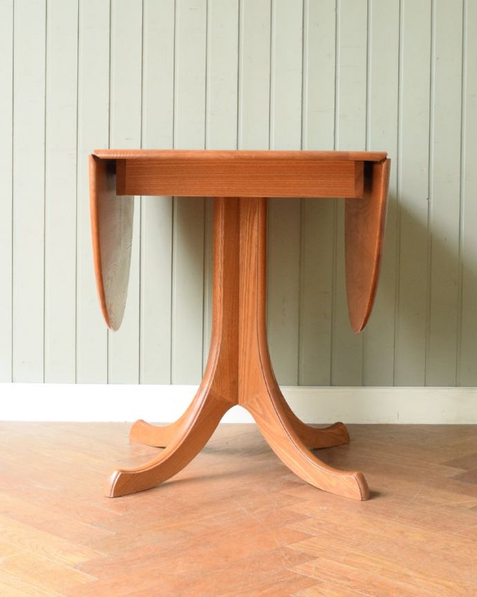 アーコールの家具　アンティーク家具　アンティーク テーブル（アーコール）　横から見てもステキ使わないときは、たたんで壁につけておけば、お部屋が広く使えます。(k-2802-f)