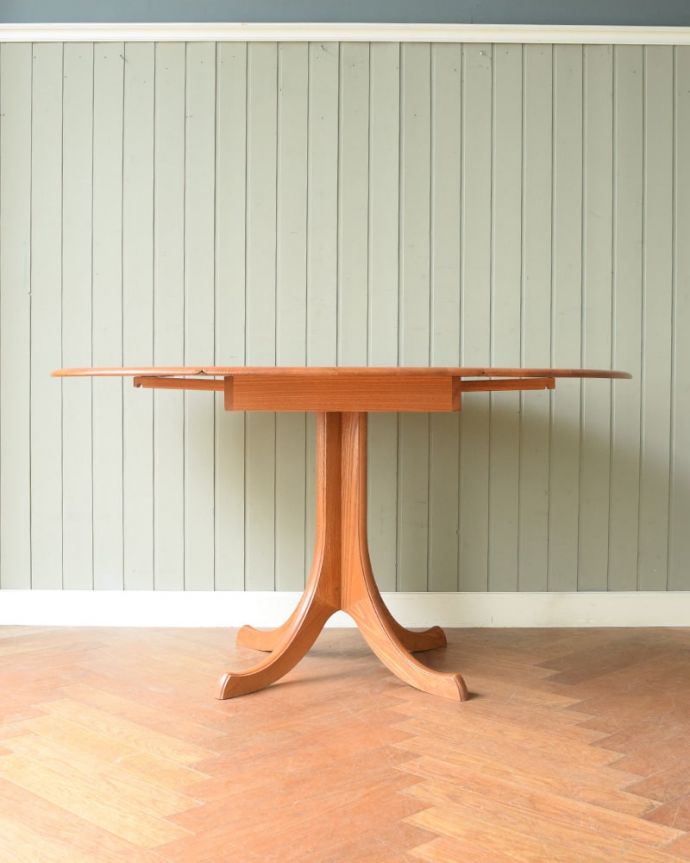 アーコールの家具　アンティーク家具　アンティーク テーブル（アーコール）。クルッと回転！アンティークは新品ではないので、もちろん経年変化によるキズはありますが、専門の職人がキレイにお直しをしているので、どこから見てもキレイです。(k-2802-f)