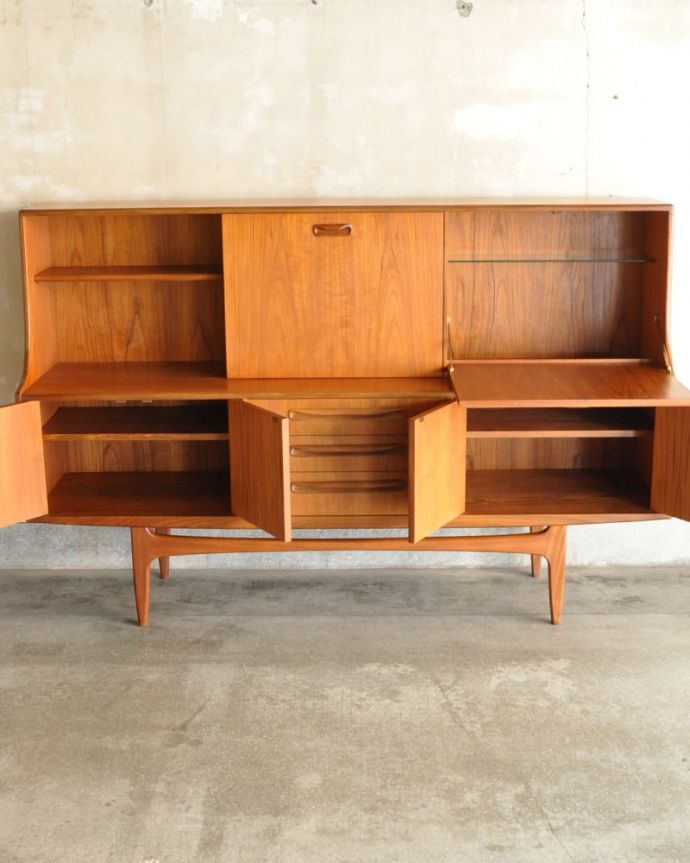 キャビネットの扉の中